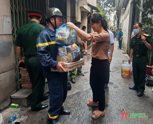 Đồng lòng giúp đỡ người trong vụ cháy chung cư mini ở phố Khương Hạ